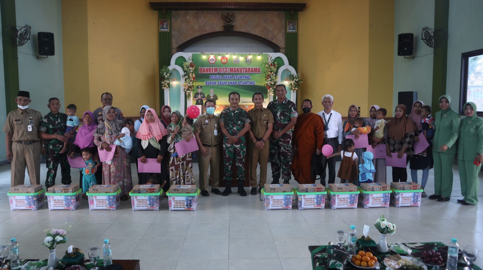 Peduli Anak Stunting, Danrem 073/Makutarama Berikan Bantuan Makanan Penunjang Gisi